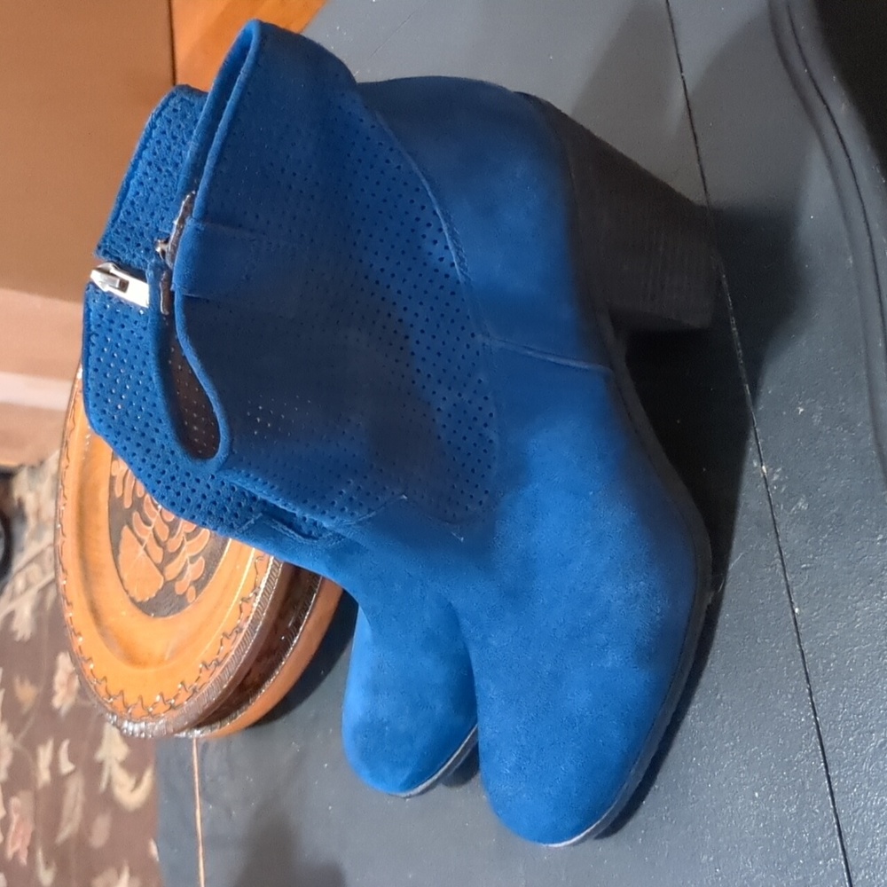 Blue suede Vince camuto healed booties boots